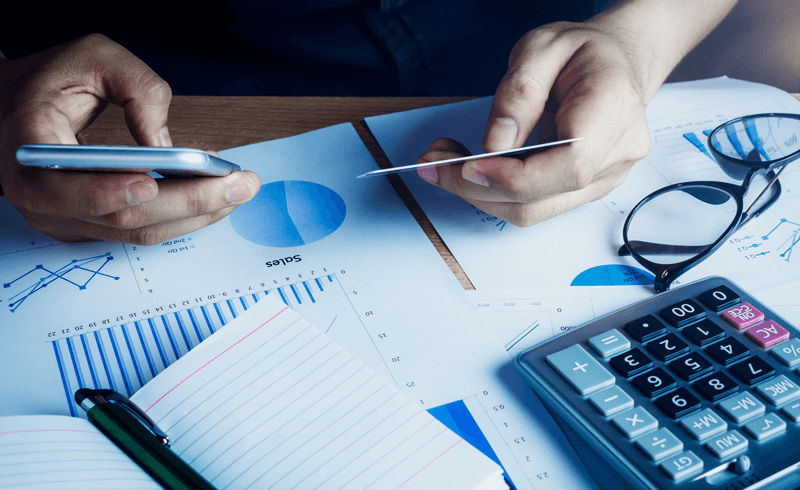 Pessoa realiza transferência pelo celular