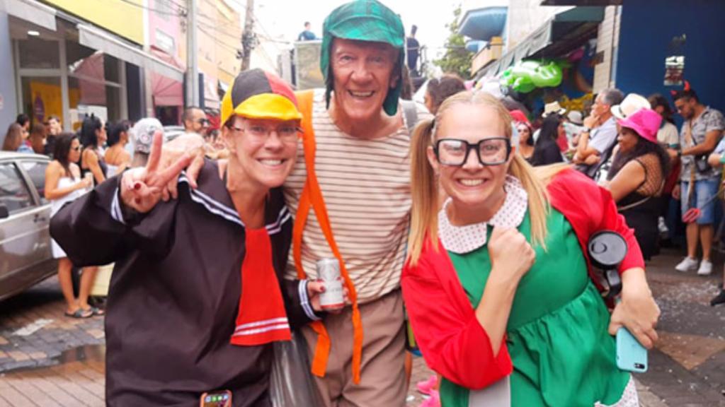 pessoas fantasiadas em carnaval