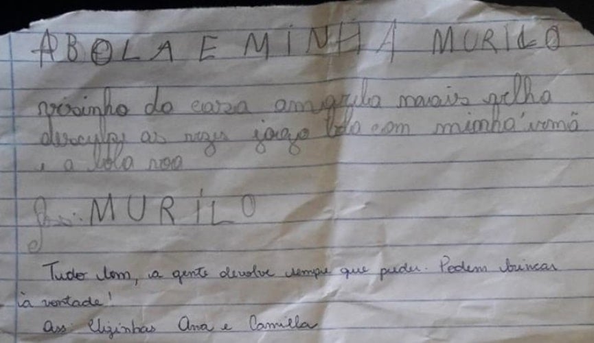 Cartinha escrita e enviada pelo Murilo, de 8 anos, às vizinhas, pedindo desculpas pelas bolas que caíram no quintal delas (Foto: Arquivo Pessoal)