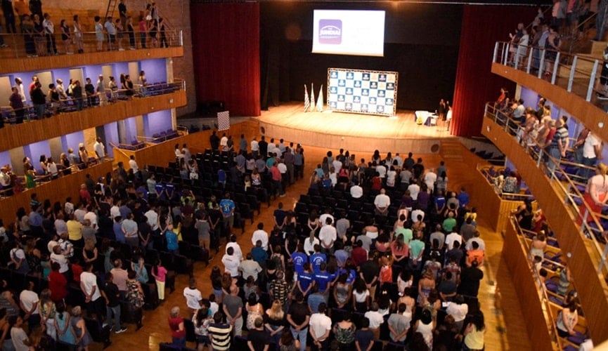 Teatro lotado de pessoas Teatro lotado de pessoas