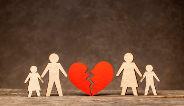 Desenho de família, separado por um coração quebrado