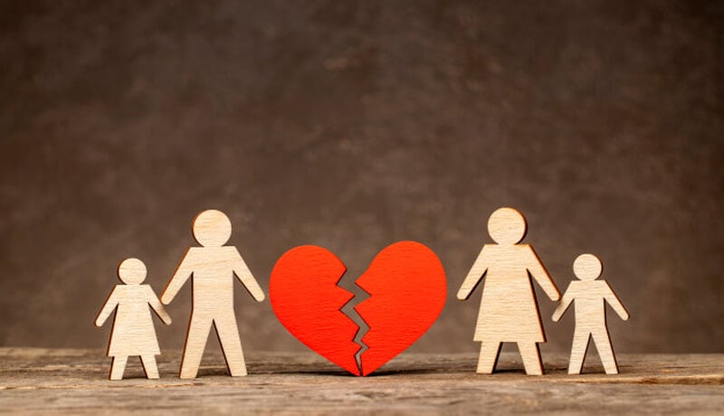 Desenho de família, separado por um coração quebrado
