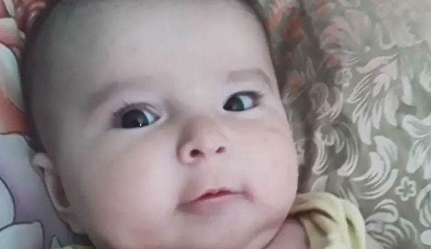 Bebê deitado em berço