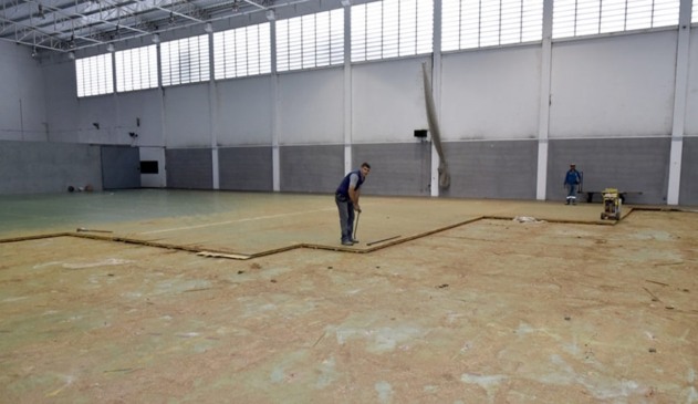 Construtor aplicando piso