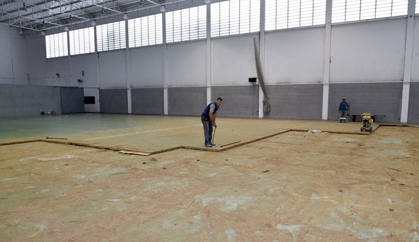 Construtor aplicando piso