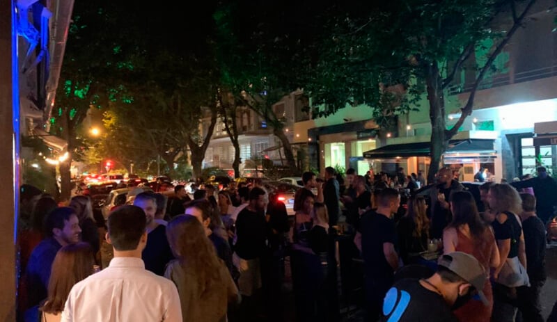 Pessoas reunidas em frente a bar no Leblon