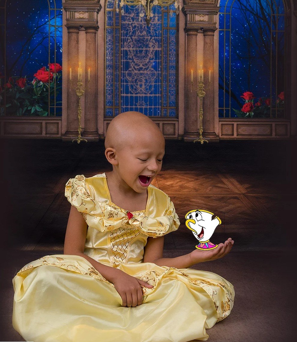 Arianna fantasiada como Bela, de "A Bela e a Fera"