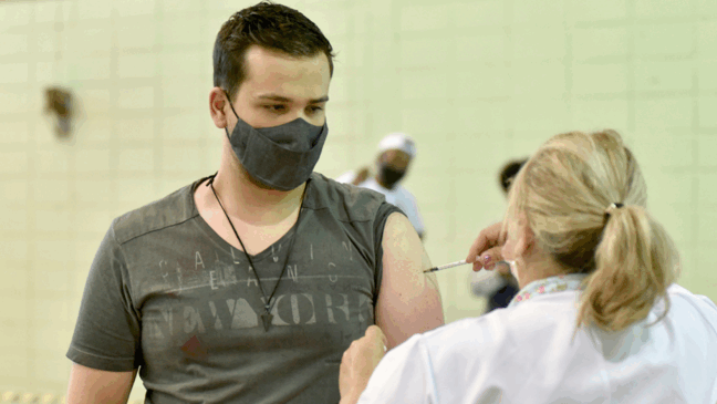 Jundiaí abre agenda de 18 anos para vacinação contra COVID-19