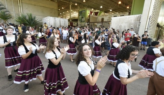 Apresentação tradicional italiana na festa da uva