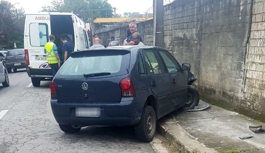 Carro batido e ambulância em avenida
