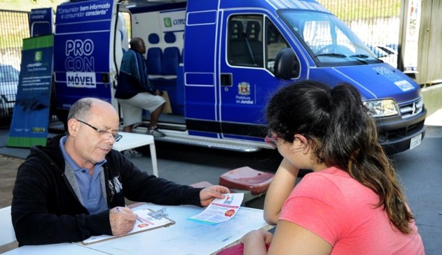 Foto de homem atendendo mulher em van
