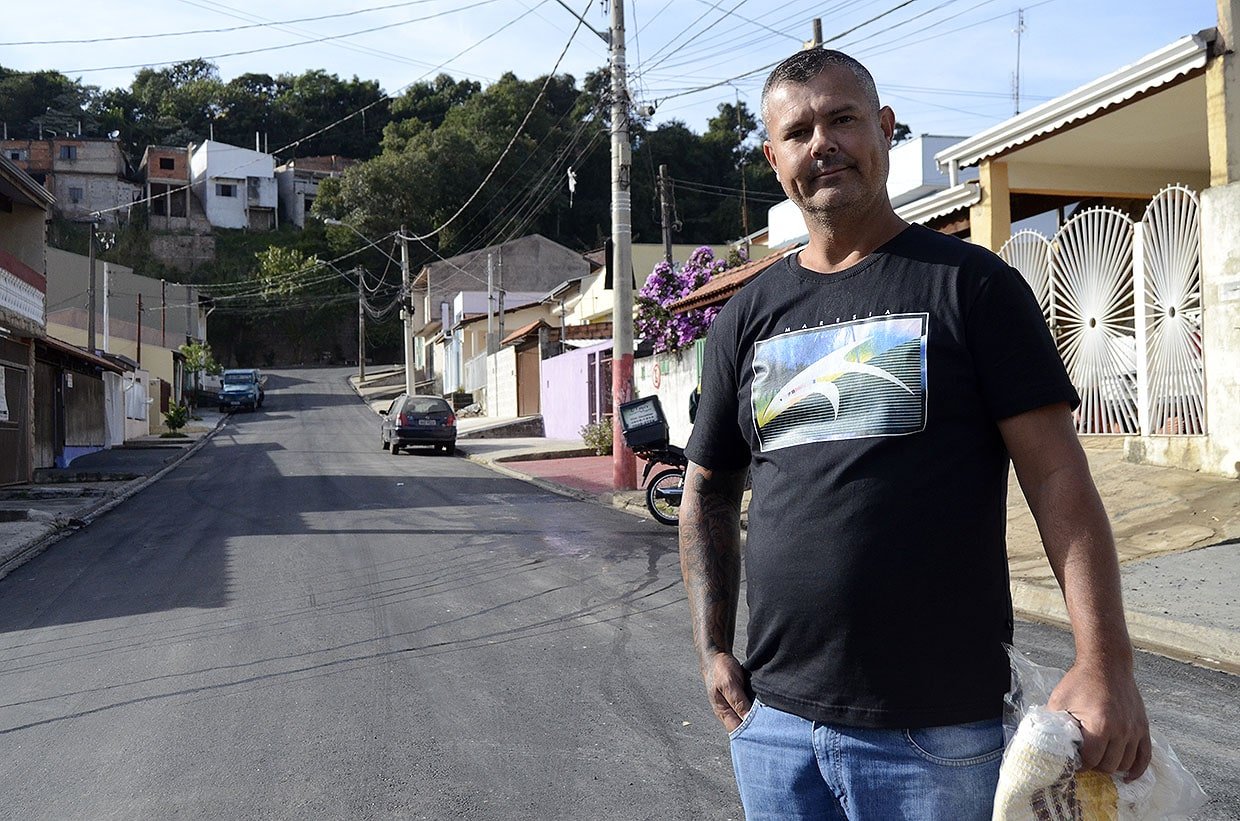 Foto de homem em via recém-asfaltada 