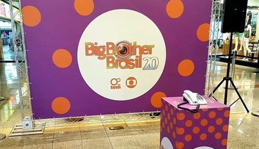 Telefone do Big Brother Brasil em cima de uma mesa