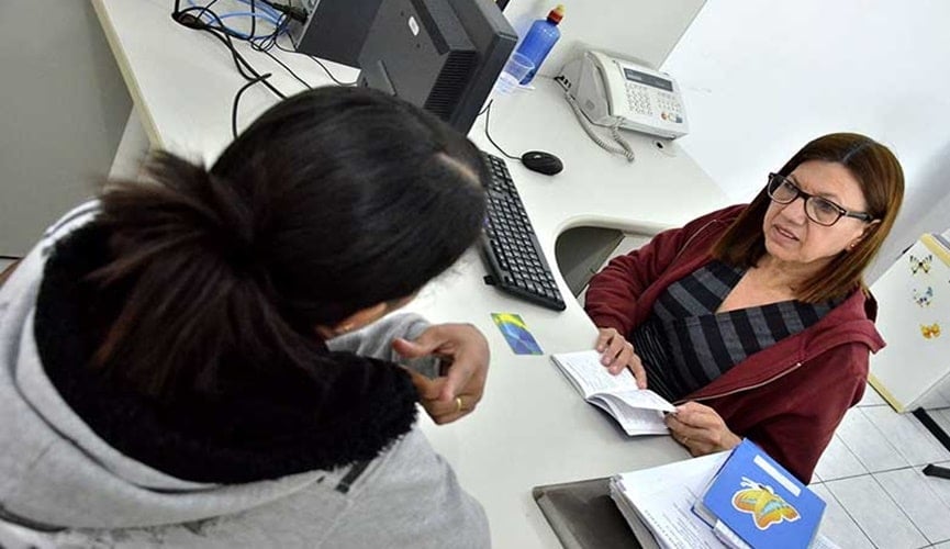 Mulher atendendo outra mulher no PAT de Várzea Paulista Mulher atendendo outra mulher no PAT de Várzea Paulista