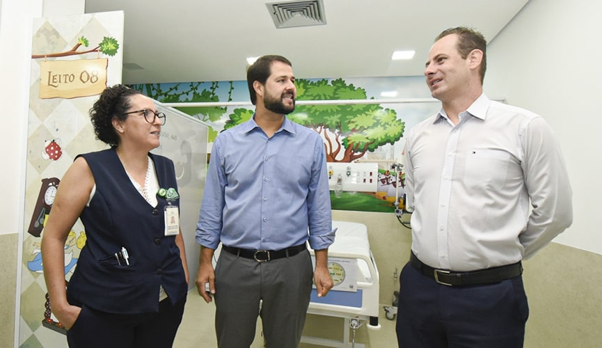 Foto de prefeito e gestor de jundiaí ao lado de enfermeira