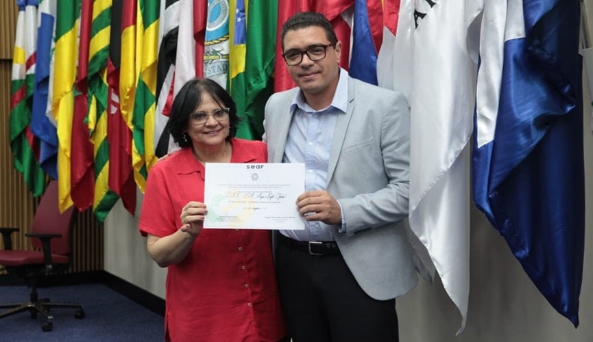 Ministra Damares Alves abraçada com o assessor Paulo Fernando de Almeida