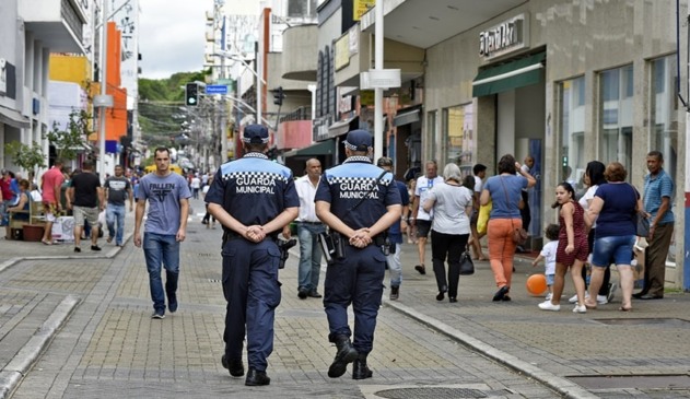 Guardas passando pelo Centro de Jundiaí