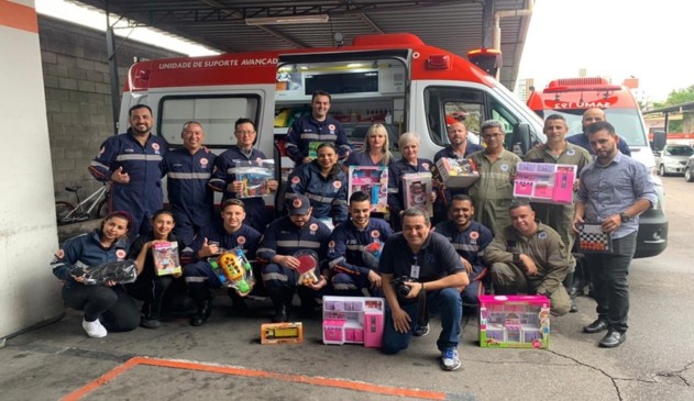 Equipe de profissionais do SAMU com brinquedos em mãos