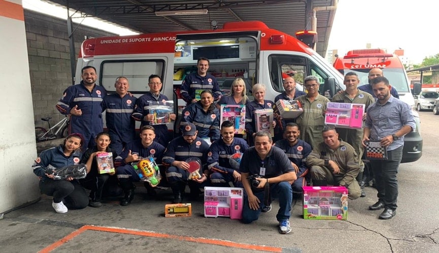 Equipe de profissionais do SAMU com brinquedos em mãos