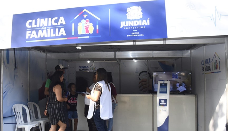 Estande da Clínica da Família, com jundiaienses e agentes de saúde dentro