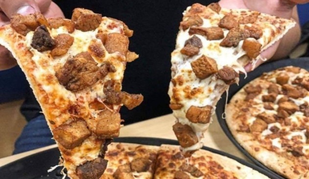 Fatia de pizza de torresmo