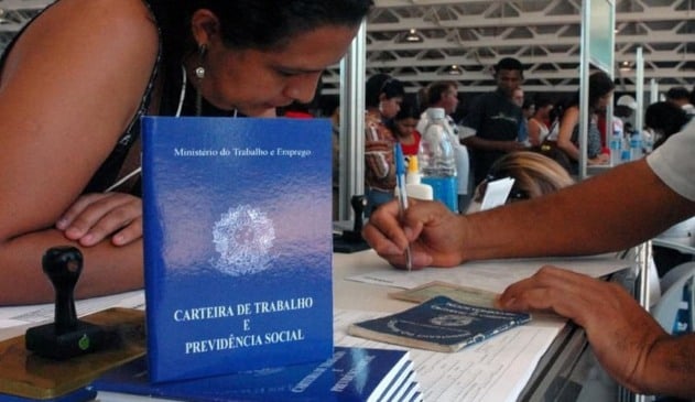 Pessoa preenchendo ficha de emprego