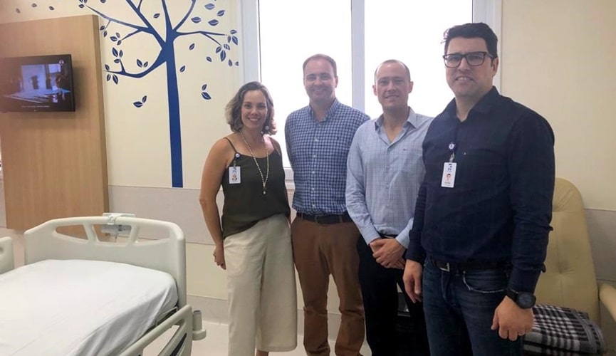 Uma mulher e três homens em quartos hospitalares do Hospital São Vicente de Jundiaí