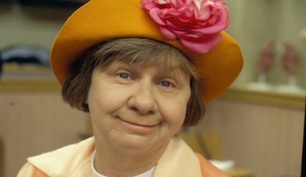 Senhora com chapéu de flores