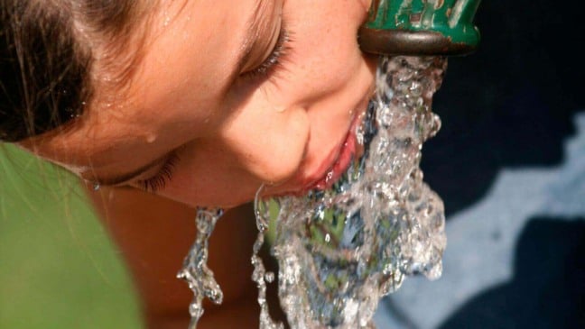 Menina bebendo água