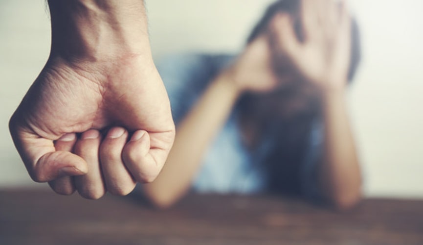 Foto de homem em posição de agressão contra mulher