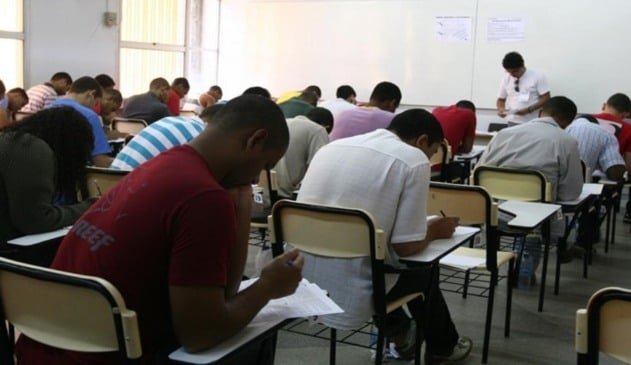 Pessoas fazendo provas