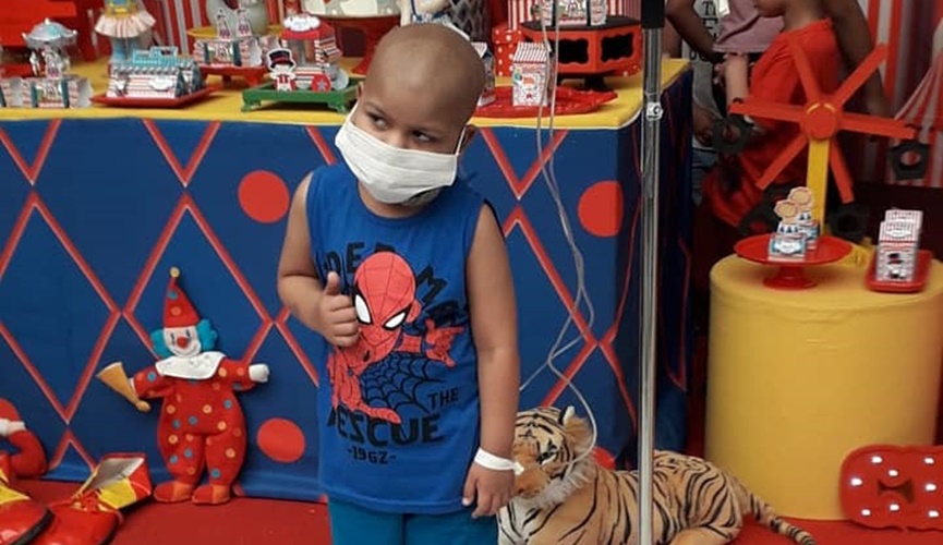 Menino com máscara em decoração infantil