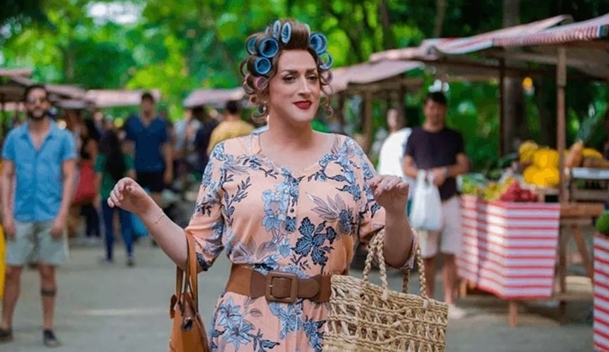 Dona Hermínia passeando em feira