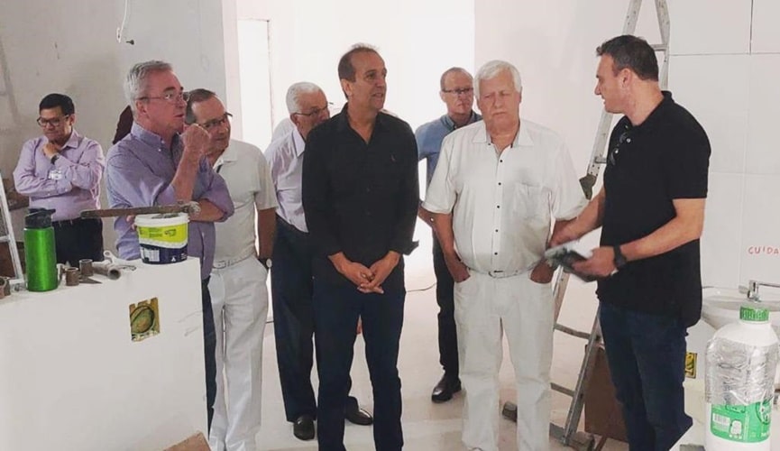 Foto de parlamentar acompanhando obra