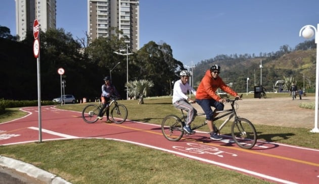 Foto de ciclistas em avenida de Jundiaí