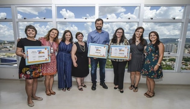 Professoras segurando certificado ao lado do prefeito de Jundiaí, Luiz Fernando Machado