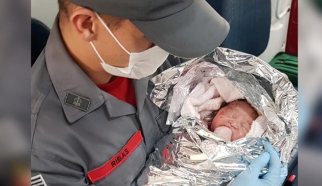 Recém-nascido no colo de soldado do Corpo de Bombeiros