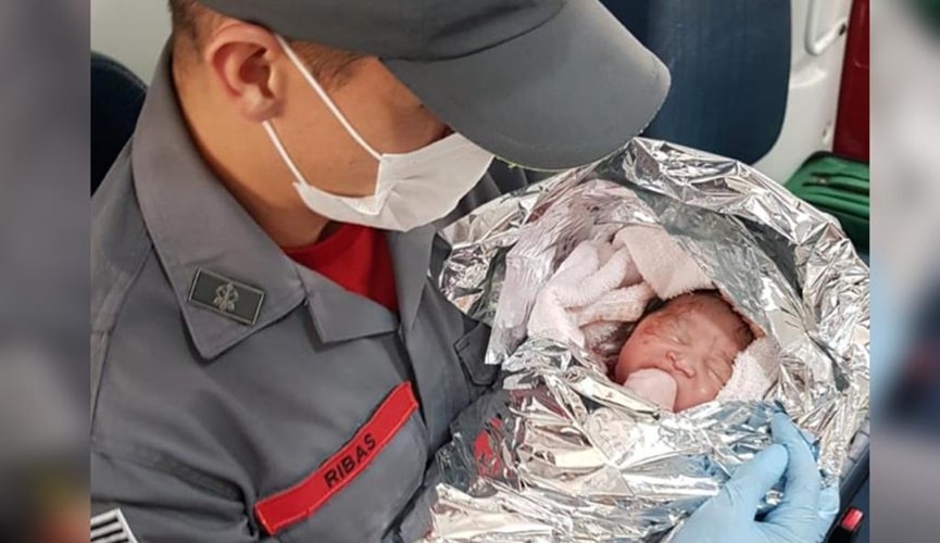 Recém-nascido no colo de soldado do Corpo de Bombeiros