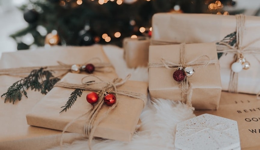 Presentes embrulhados em papel pardo. Presentes embrulhados em papel pardo.