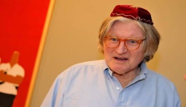 Rabino Henry Sobel com trajes de sua religião e uma camisa social, com óculos laranja