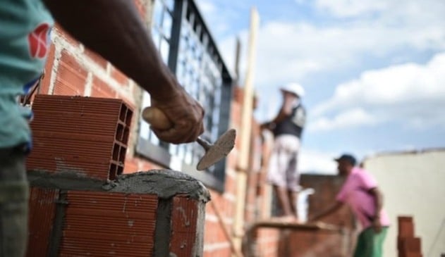Pedreiros trabalhando em obra