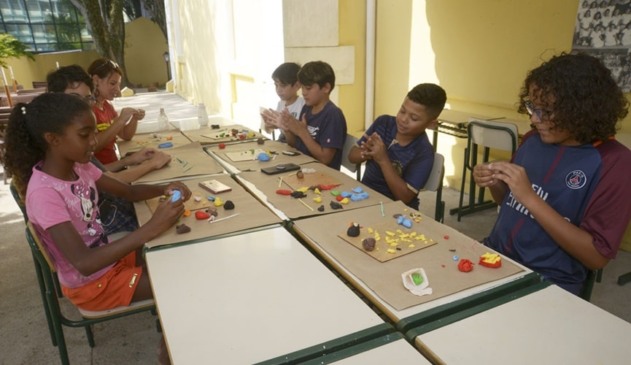 Foto de crianças fazendo massinhas