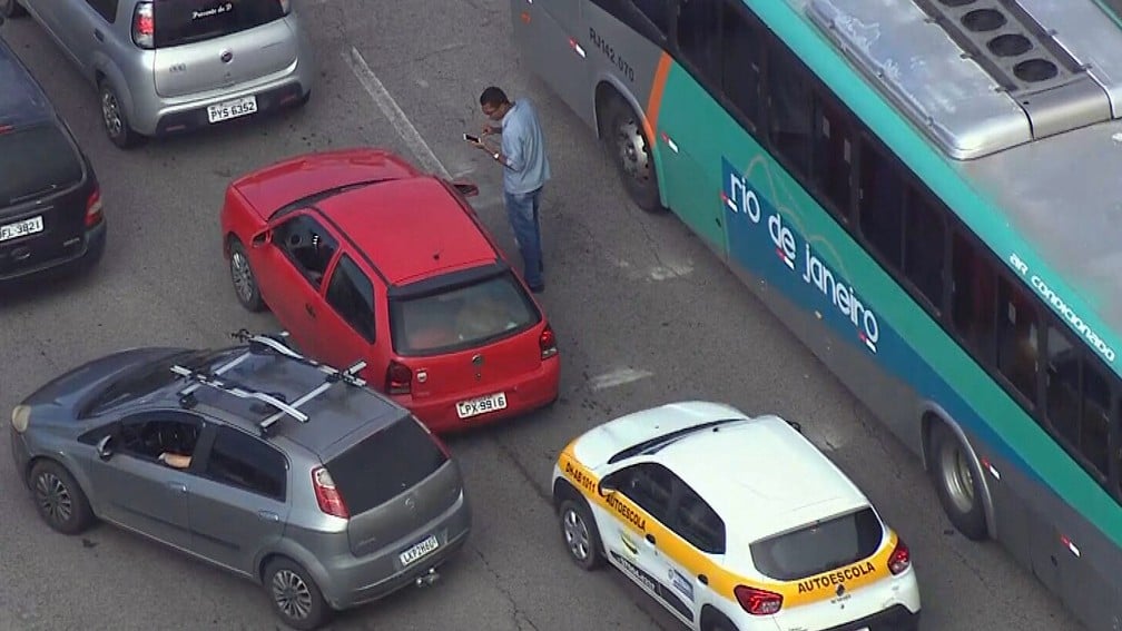 Homem passa meia hora procurando carro em congestionamento no Rio de Janeiro