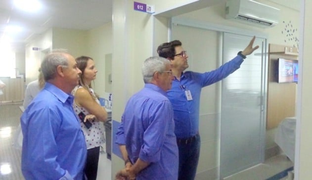 Pessoas conhecendo prédio do HSV