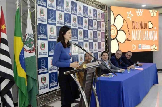 Promotora Luciane Antunes fornece orientações sobre o Maio Laranja