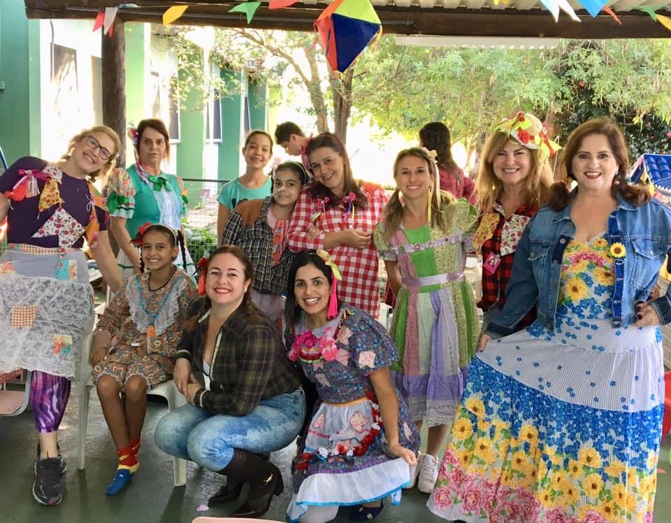 Pessoas em festa junina