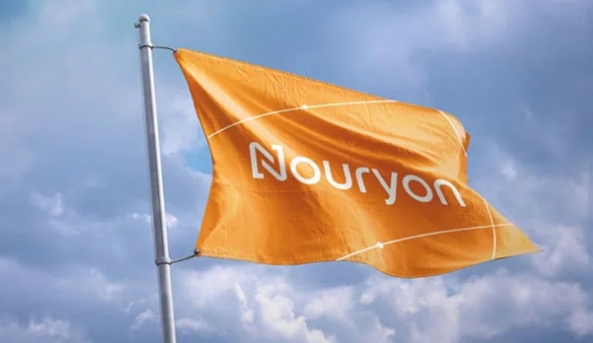Bandeira laranja escrita Nouryon
