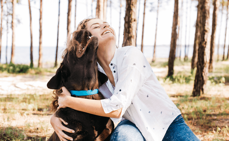 Mulher abraça o cachorro