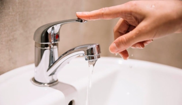 Foto de torneira aberta