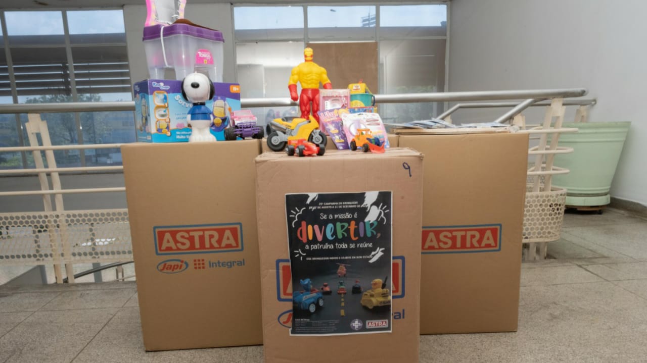 Caixas de arrecadação da Campanha do Brinquedo da Astra